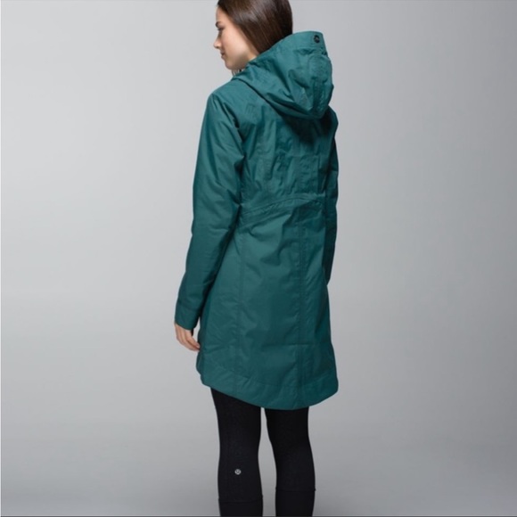 Lululemon Right as Rain Jacket.  Green.  Size 4 - Picture 3 of 15